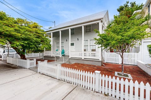 Four Flowers Guesthouse Apartment in Key West