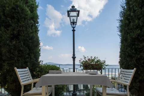 Restaurant/places to eat, Natural landscape, View (from property/room), Balcony/Terrace, Lake view