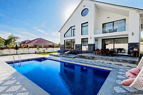 Property building, Patio, Day, Pool view, Swimming pool, sunbed