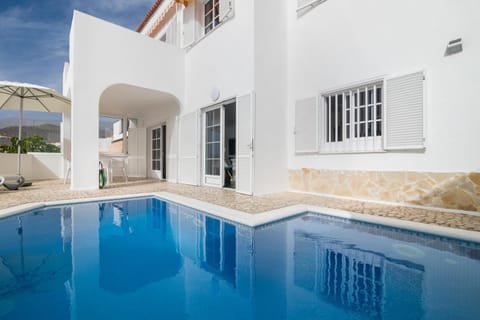 Property building, Day, Balcony/Terrace, Swimming pool