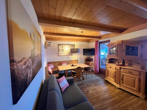 Communal lounge/ TV room, Living room, Seating area, Evening entertainment
