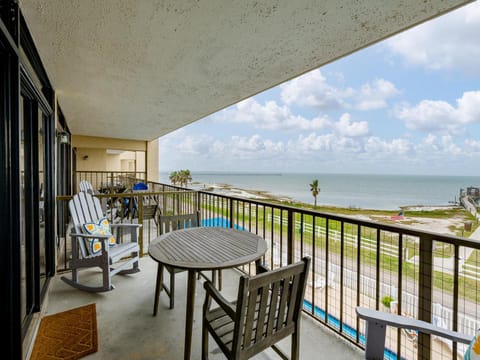 Balcony/Terrace, Seating area, Sea view, Swimming pool