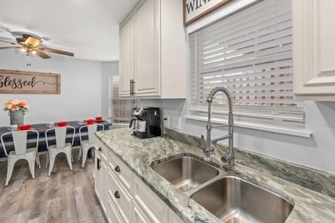 Kitchen or kitchenette, Dining area, fireplace, minibar, pet friendly, stove