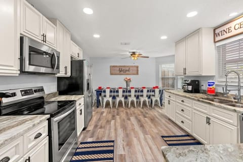 Sand Castle-Pool, Game Rooms, covered outdoor space with tiki bar, 1min walk to beach House in Lower Grand Lagoon