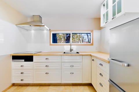 minibar, stove, toaster, kitchen