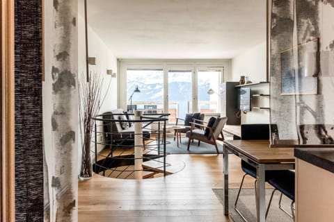 Kitchen or kitchenette, Living room, Seating area, Dining area