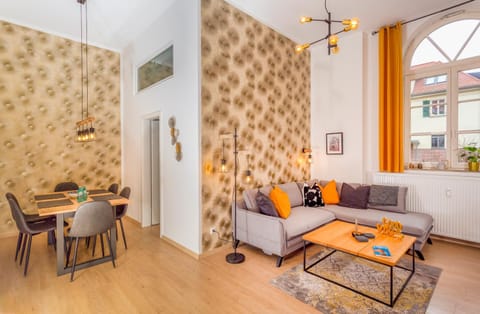 TV and multimedia, Living room, Seating area, Dining area, Family