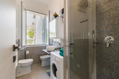 Shower, Toilet, Bathroom, bidet, towels