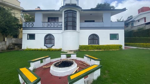 Property building, Day, Garden, Garden view, Landmark view