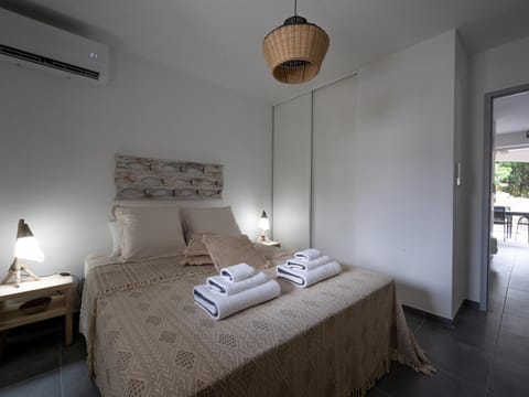 Bed, Photo of the whole room, Bedroom, air conditioner