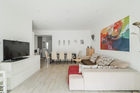 TV and multimedia, Living room, Seating area, Dining area
