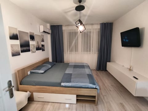 Bed, TV and multimedia, Photo of the whole room, Bedroom, air conditioner