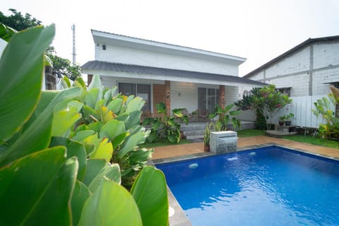 Property building, Day, Garden, Garden view, Pool view, Swimming pool, Swimming pool