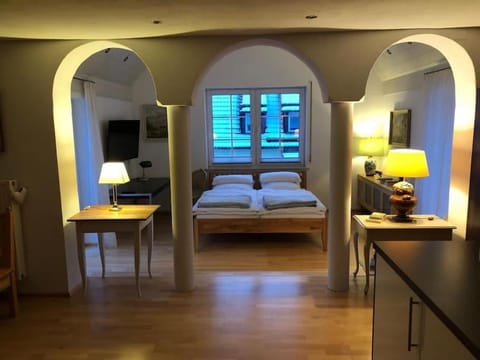 Bed, TV and multimedia, Bedroom