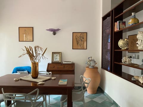 Seating area, Dining area