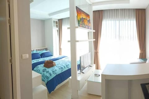 Photo of the whole room, Bedroom