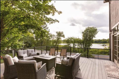 Natural landscape, View (from property/room), Balcony/Terrace, Seating area, Lake view