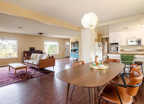 Kitchen or kitchenette, Living room, Dining area