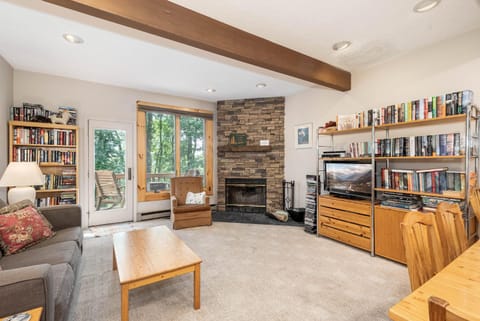 TV and multimedia, Balcony/Terrace, Living room, Seating area, Garden view, fireplace, furniture
