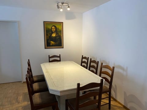 Seating area, Dining area