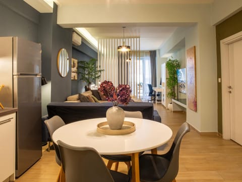 TV and multimedia, Seating area, Dining area