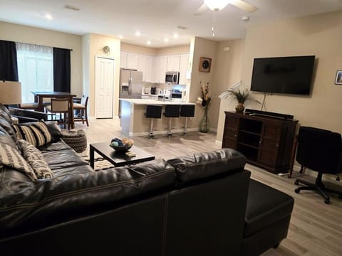 TV and multimedia, Kitchen or kitchenette, Living room, Photo of the whole room, Seating area, Dining area, internet