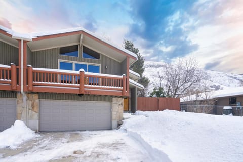 Property building, Restaurant/places to eat, Spring, Day, Natural landscape, Winter, Summer, Skiing, Aqua park, Tennis court, Hiking, Cycling, Autumn, Mountain view, Shopping Area, Swimming pool, Sports, Location, Sunset, Parking, locker, storage