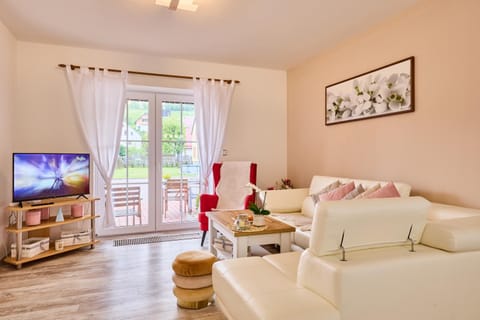 Communal lounge/ TV room, TV and multimedia, Living room, Seating area, Evening entertainment