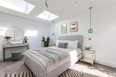 Bed, Photo of the whole room, Bedroom, locker, locker