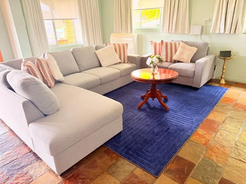 Spacious Apartment with the view of Mt. Wellington Apartment in Glenorchy