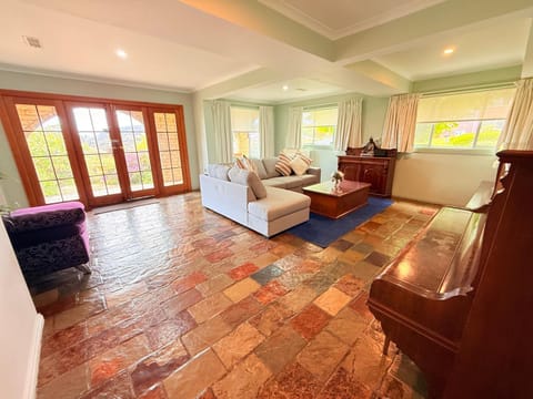 Spacious Apartment with the view of Mt. Wellington Apartment in Glenorchy