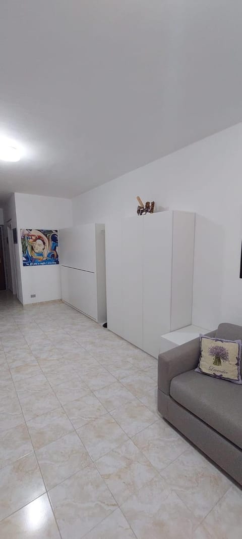 Ampio monolocale con terrazzo - a 2 passi dal mare Apartment in Liguria