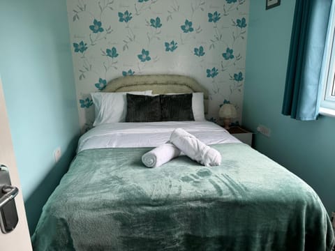 Photo of the whole room, towels