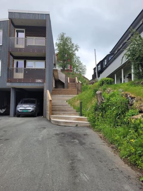 Stilren suite med egen inngang og kokemuligheter. Apartment in Tromso