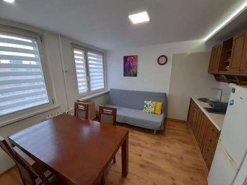 Kitchen or kitchenette, Dining area, minibar, stove