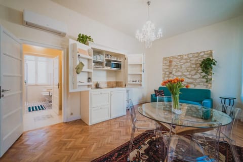 Kitchen or kitchenette, Dining area, minibar, stove