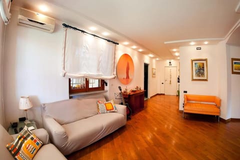 Villa Regina Home - 120sqm, 3 bedrooms, 1 free parking spot Apartment in Torre Annunziata