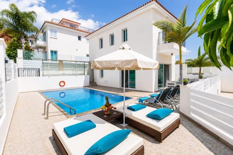 Property building, Patio, Day, Pool view, Swimming pool, sunbed