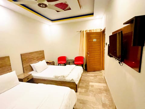 Bed, TV and multimedia, Photo of the whole room, Bedroom, towels, wardrobe, air conditioner