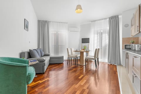 Kitchen or kitchenette, Living room, Seating area, Dining area, pet friendly