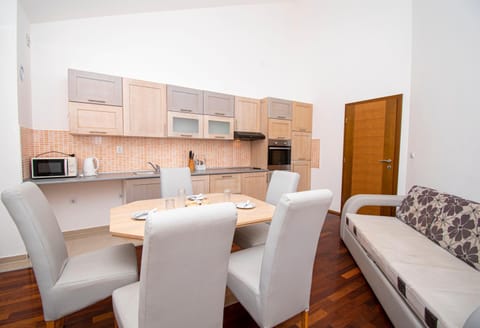 Kitchen or kitchenette, Living room, Seating area, minibar, pet friendly, stove