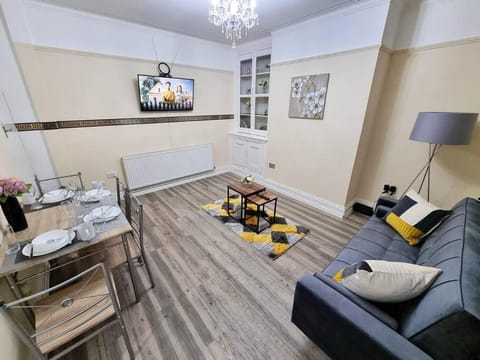 *6R* setup for your most amazing & relaxed stay + Free Parking + Free Fast WiFi * House in Leeds