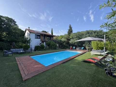 NIMES Villa au calme avec Jardin, Piscine et Terrain pétanque à 5 min du centre ville Villa in Nimes