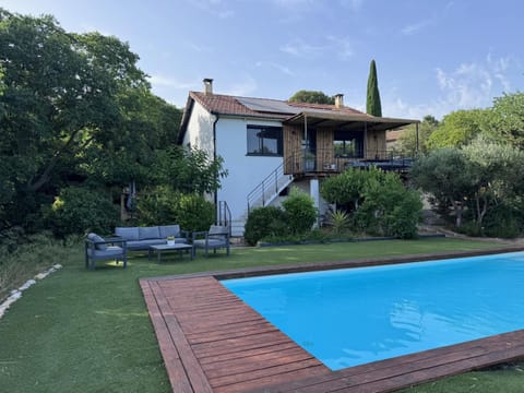 NIMES Villa au calme avec Jardin, Piscine et Terrain pétanque à 5 min du centre ville Villa in Nimes