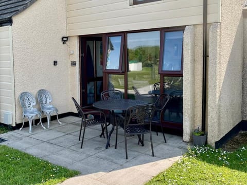 Property building, Patio, Spring, Day, Garden, Garden, Balcony/Terrace, Seating area, Dining area, Garden view