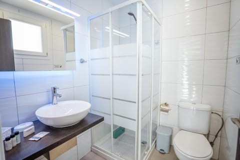 Shower, Toilet, Bathroom, towels