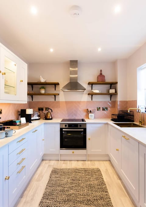 Chic, immaculate Warwick apartment sleeps 4,2 bathrooms, free private parking, easy walk to Warwick, canal-side pub on doorstep - perfect for family breaks, the races or work stays Apartment in Warwick