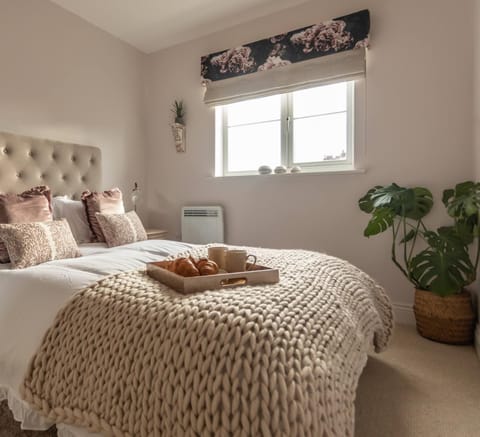 Chic, immaculate Warwick apartment sleeps 4,2 bathrooms, free private parking, easy walk to Warwick, canal-side pub on doorstep - perfect for family breaks, the races or work stays Apartment in Warwick