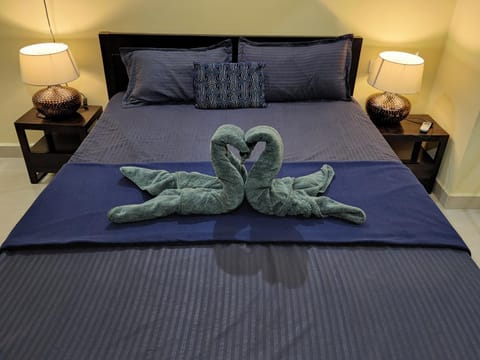 Bed, Night, Bedroom, hair dresser, towels