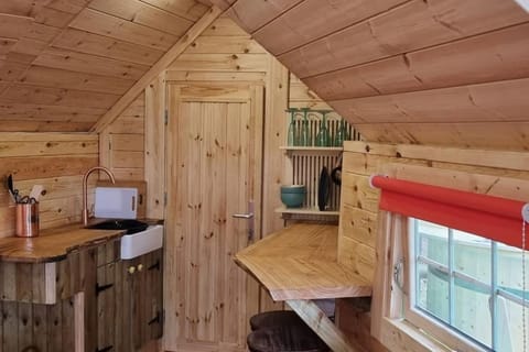 Tree Top Cabin with Private Hot Tub Cabin in Wales